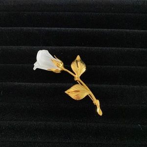 Vintage flowe brooch